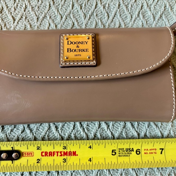 Dooney & Bourke Selleria  Leather Wallet in taupe - Picture 2 of 8